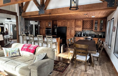 Brian Head Cabine | Beautiful Cozy Cabin with Mountain & Ski Slope Views