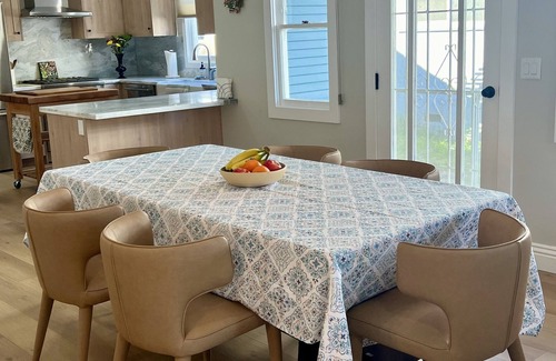 Bluff Heights Maison | Beautiful Craftsman home, Completely Remodeled, Walk to park & beach, w/PARKING