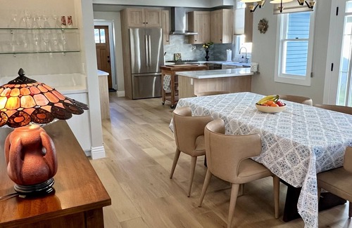 Bluff Heights Maison | Beautiful Craftsman home, Completely Remodeled, Walk to park & beach, w/PARKING