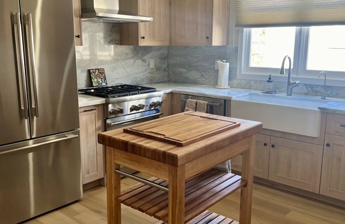 Bluff Heights Maison | Beautiful Craftsman home, Completely Remodeled, Walk to park & beach, w/PARKING