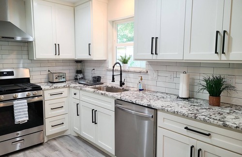 Dallas Maison | Beautiful designed, King Bed. Fast WiFi mins from Central Dallas. Safe, Tranquil