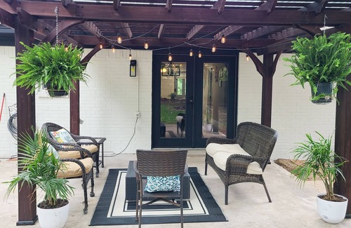 Dallas Maison | Beautiful designed, King Bed. Fast WiFi mins from Central Dallas. Safe, Tranquil
