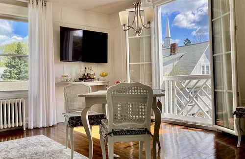 Quincy Appartement | Beautiful Designer Curated Apartment mins walk to Beach & Subway