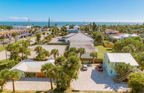 Melbourne Beach Appartement | Beautiful downtown Melbourne Beach renovated apartment one block from the beach!
