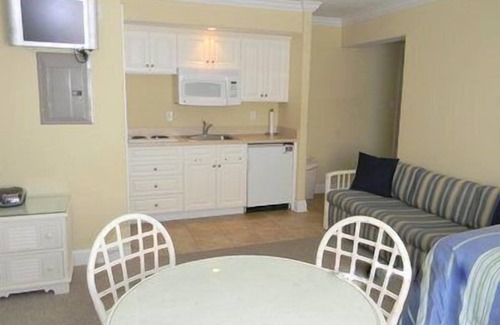 North End Copropriété | Beautiful efficiency located in the heart of Ocean City a block and a half away from the beach, boardwalk, and downtown shopping. Heated pool!!!