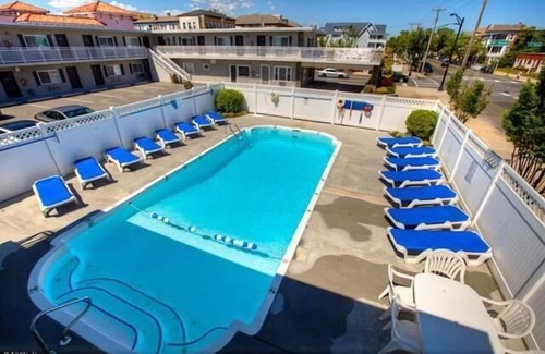 North End Copropriété | Beautiful efficiency located in the heart of Ocean City a block and a half away from the beach, boardwalk, and downtown shopping. Heated pool!!!