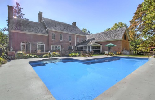 Old Chatham Maison | Belle propriété avec piscine, étang, grange, salle de jeux, salle de sport et plus encore! Tarifs réduits!