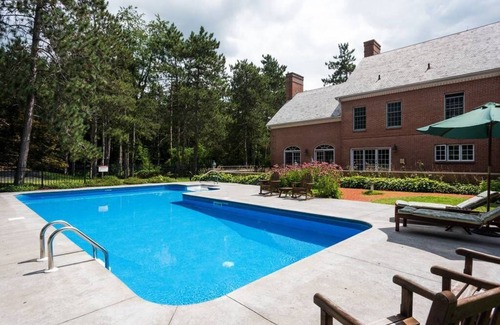 Old Chatham Maison | Belle propriété avec piscine, étang, grange, salle de jeux, salle de sport et plus encore! Tarifs réduits!