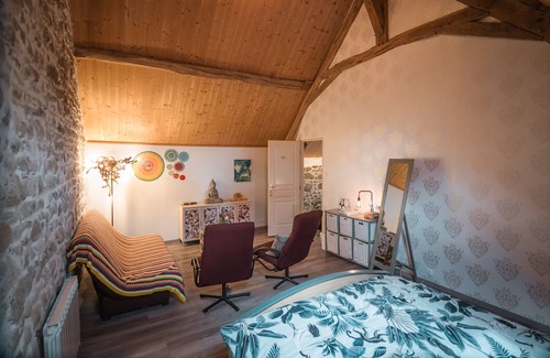 Parsac Lit Et Petit-Déjeuner | Beautiful family room. Ideally 2 km from the highway and yet wonderfully rural .