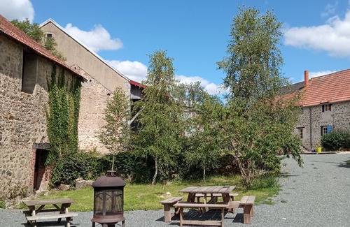 Parsac Lit Et Petit-Déjeuner | Beautiful family room. Ideally 2 km from the highway and yet wonderfully rural .