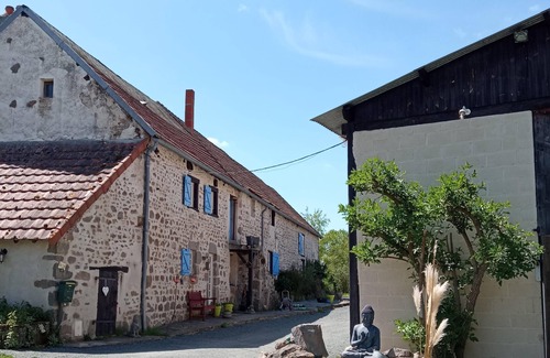 Parsac Lit Et Petit-Déjeuner | Beautiful family room. Ideally 2 km from the highway and yet wonderfully rural .