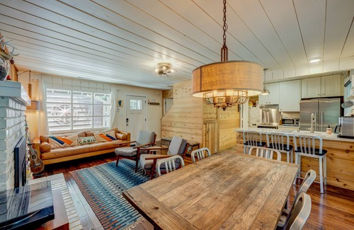 Tahoe Pines Cabine | Beautiful family and dog-friendly cabin with gas fireplace, puzzles & games