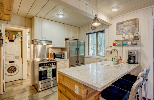 Tahoe Pines Cabine | Beautiful family and dog-friendly cabin with gas fireplace, puzzles & games