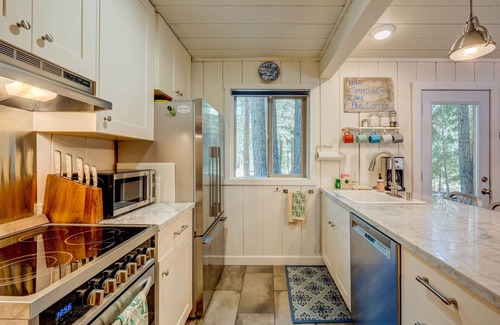 Tahoe Pines Cabine | Beautiful family and dog-friendly cabin with gas fireplace, puzzles & games