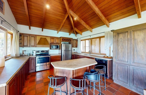 San Jose Autre | Beautiful farmhouse on a large lot with mountain views & a private pool