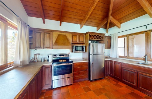 San Jose Autre | Beautiful farmhouse on a large lot with mountain views & a private pool
