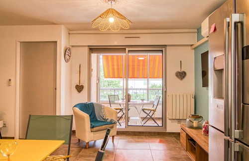 Le Brusc Appartement | Joli appartement pour 3 personnes avec climatisation, TV, terrasse, animaux admis et parking