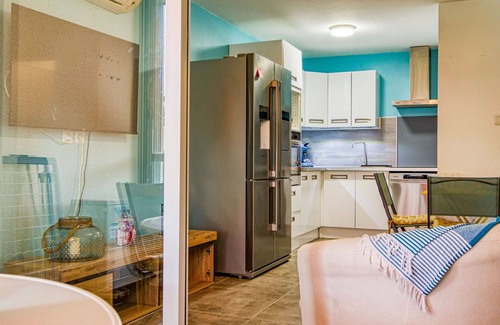 Le Brusc Appartement | Joli appartement pour 3 personnes avec climatisation, TV, terrasse, animaux admis et parking