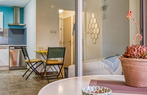 Le Brusc Appartement | Joli appartement pour 3 personnes avec climatisation, TV, terrasse, animaux admis et parking