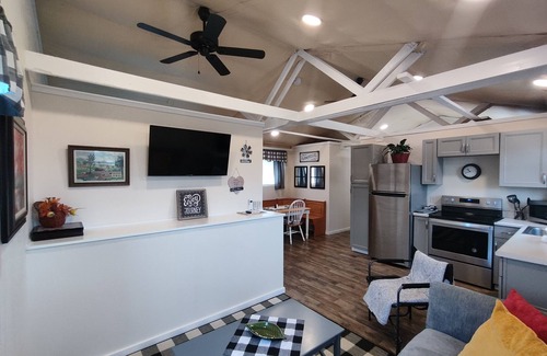 Nampa Maison | Beautiful full apartment, in barn style building, close to town with farm views!