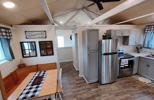 Nampa Maison | Beautiful full apartment, in barn style building, close to town with farm views!