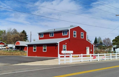 Nampa Maison | Beautiful full apartment, in barn style building, close to town with farm views!