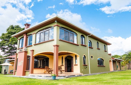 Nuevo Arenal Maison | Beautiful fully equipped two story house, close to La Fortuna and surroundings..