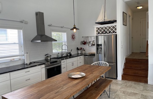 Harvey Cedars Maison | Beautiful fully renovated house, 1 short block from the beach.