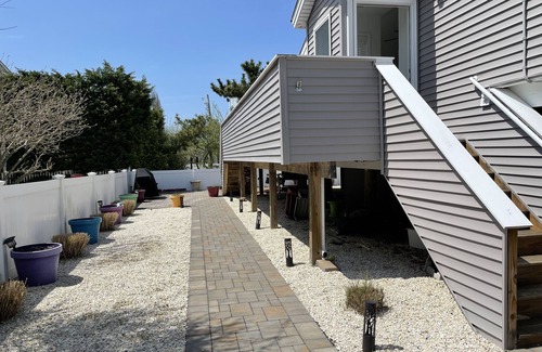 Harvey Cedars Maison | Beautiful fully renovated house, 1 short block from the beach.