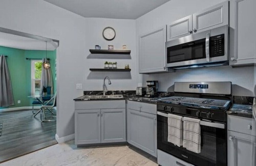 Erie Appartement | Beautiful fully remodeled 1 bd apt w King size bd