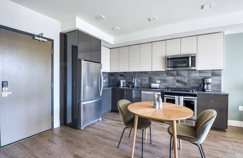 Civic Core Appartement | Beautiful Gaslamp 1BR w/ Gym, Sauna & W/D, nr shops, by Blueground
