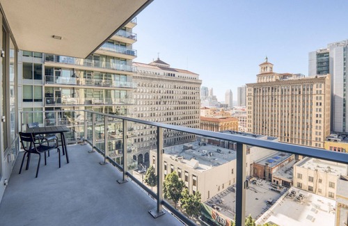 Civic Core Appartement | Beautiful Gaslamp 2BR w/ Gym, Sauna & W/D, nr shops, by Blueground