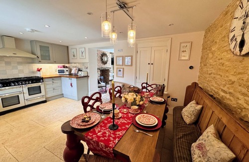 Bourton Cottage | Beautiful cotswold home sleeps 5 parking central beautiful gardens pet friendly