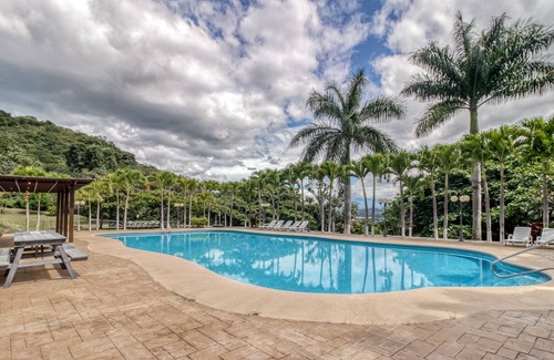 Santa Eulalia Maison | Belle maison de plain-pied avec terrasse meublée, jardins et piscine partagée