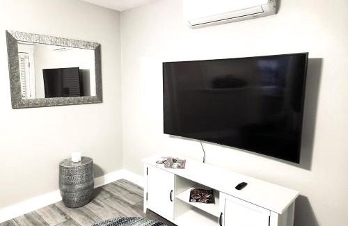 Bluff Heights Appartement | Beautiful Guesthouse, Sleeps 4 - Kitchen, Private Laundry, AC, Parking, 65' TV, Close to Stores, Restaurants & Beach