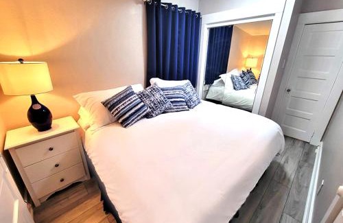 Bluff Heights Appartement | Beautiful Guesthouse, Sleeps 4 - Kitchen, Private Laundry, AC, Parking, 65' TV, Close to Stores, Restaurants & Beach