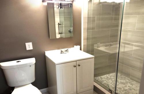 Bluff Heights Appartement | Beautiful Guesthouse, Sleeps 4 - Kitchen, Private Laundry, AC, Parking, 65' TV, Close to Stores, Restaurants & Beach