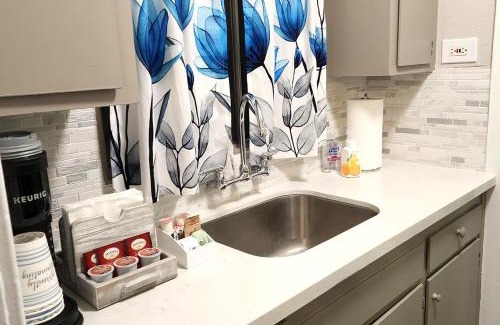Bluff Heights Appartement | Beautiful Guesthouse, Sleeps 4 - Kitchen, Private Laundry, AC, Parking, 65' TV, Close to Stores, Restaurants & Beach