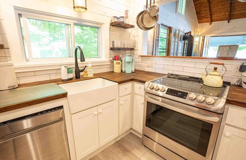 Skaneateles Cottage | Beautiful hidden gem on Otisco Lake!