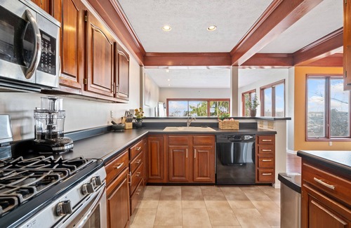 Pittsburgh Maison | Beautiful Hillside Home with Incredible City Views!! Great Location and Privacy!