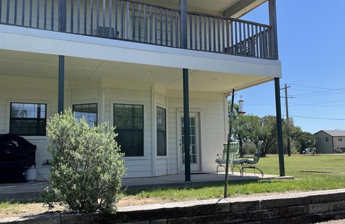 Rio Vista Maison | Beautiful hillside view close to the Brazos River
