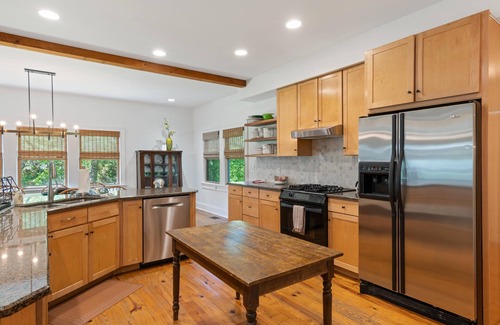 Thompson's Station Maison | Beautiful Home on a Quiet Lot, Sleeps 14, Treehouse & Game Room!