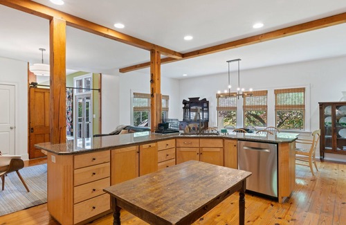 Thompson's Station Maison | Beautiful Home on a Quiet Lot, Sleeps 14, Treehouse & Game Room!
