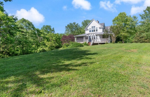Thompson's Station Maison | Beautiful Home on a Quiet Lot, Sleeps 14, Treehouse & Game Room!