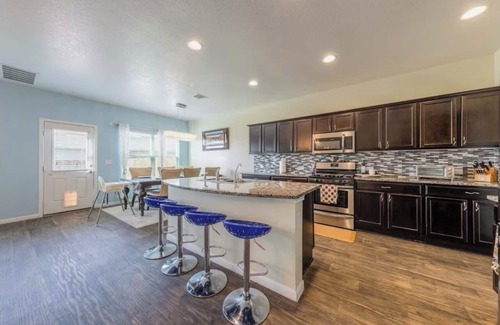 Austin Maison | Beautiful home, 2 living rooms, group getaway, in welcoming Austin