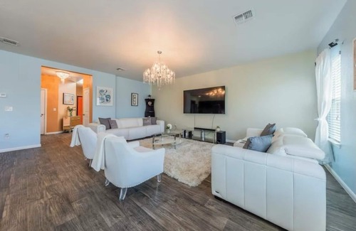 Austin Maison | Beautiful home, 2 living rooms, group getaway, in welcoming Austin