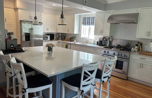 Swampscott Maison | Beautiful home by the sea-4 miles from Salem, 12 miles from Boston-by 2 beaches