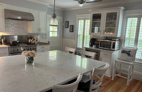 Swampscott Maison | Beautiful home by the sea-4 miles from Salem, 12 miles from Boston-by 2 beaches