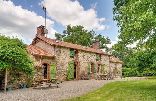 Nieul-le-Dolent Maison | Gorgeous home in Nieul Le Dolent
