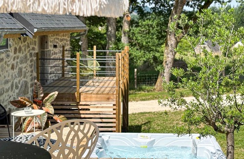 Alleyrat Maison | Beautiful home in Alleyrat with WiFi